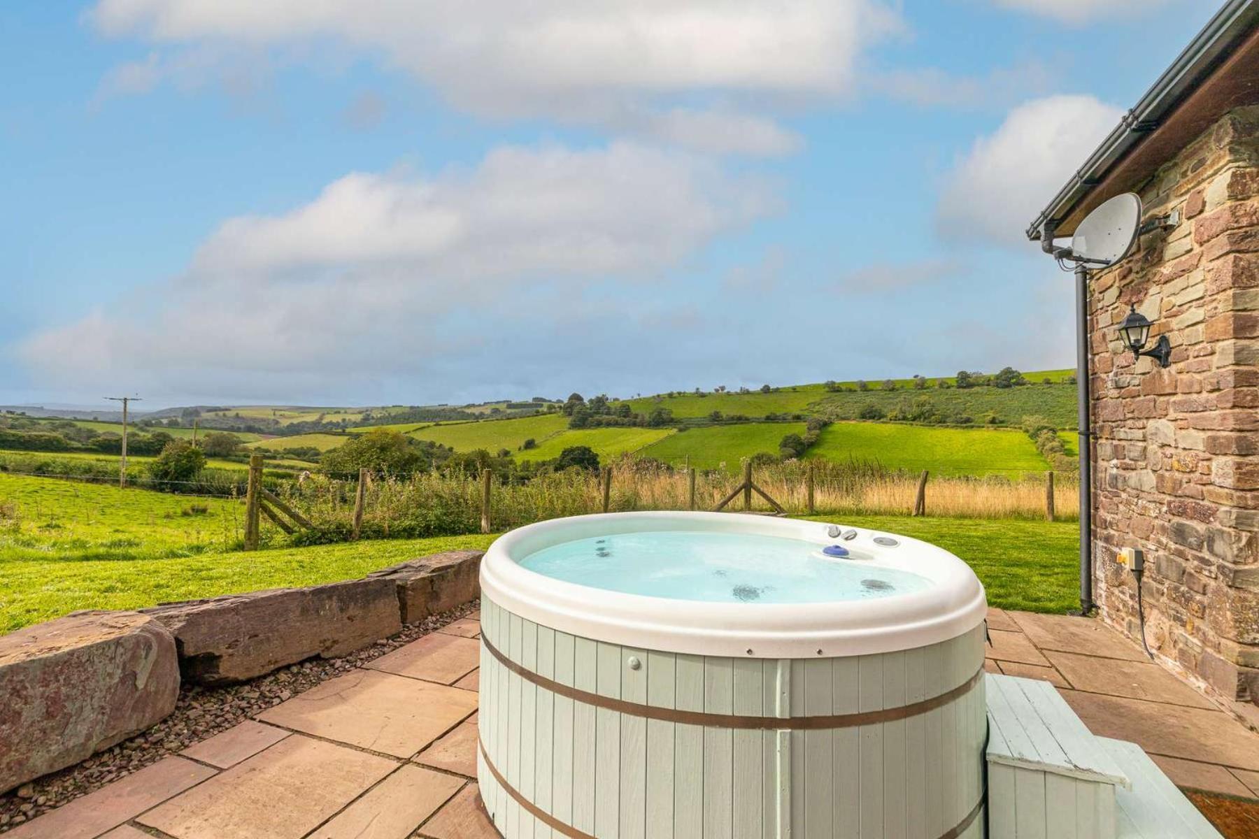 Hilltop View With Hot Tub Brecon Eksteriør billede